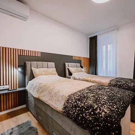 Old Square Apartman *