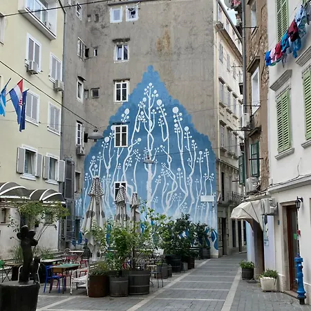 Old Square Apartman